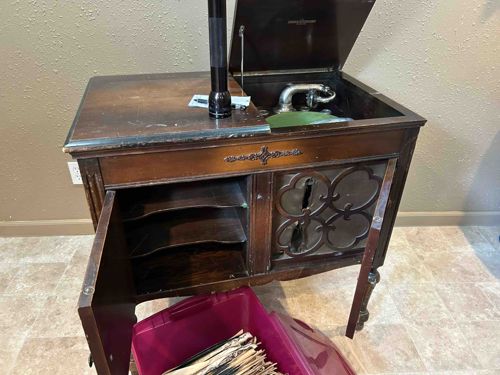 Victrola VV-210 Console Phonograph