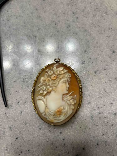 Vintage Shell Cameo Pendant