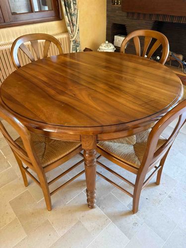 Round Dining Table with Four Chairs