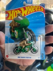 Hot Wheels '66 Triumph Tiger 100 die-cast motorcycle (Treasure Hunt)