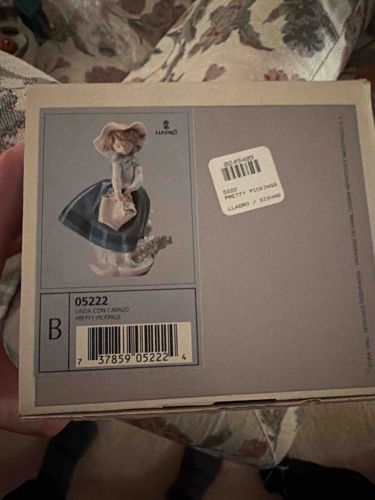 Lladro Figurine "Pretty Pickings" (Linda Con Capazo), No. 05222