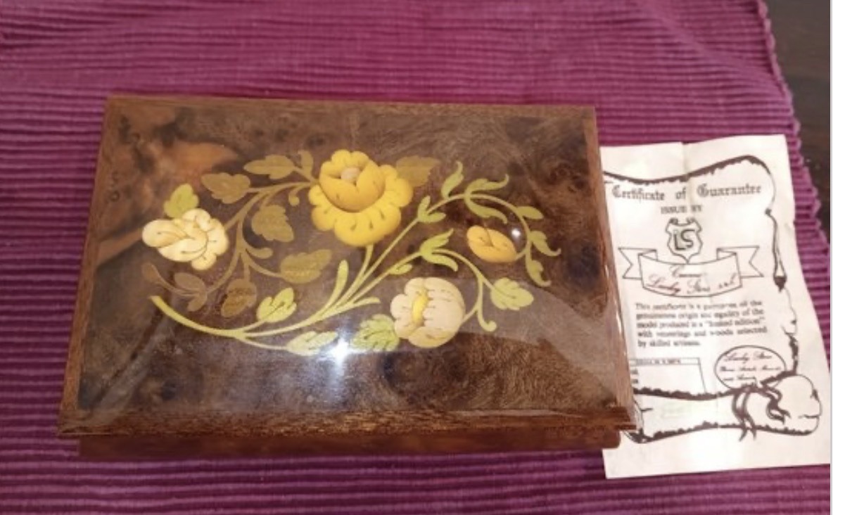 Submitted photo of Wood Marquetry Musical Box (not authenticated)