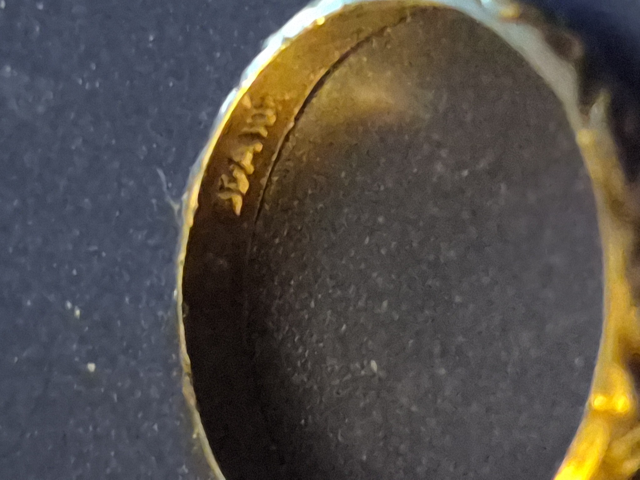 Submitted photo of Gold band ring (unauthenticated)