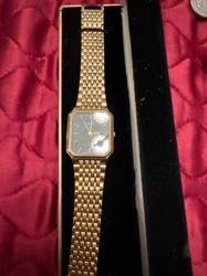 Vintage Gold-Toned Quartz Wristwatch with Mesh Bracelet
