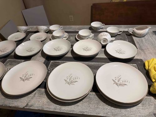 Steubenville Pottery 'Lily of the Valley' Dinnerware Set