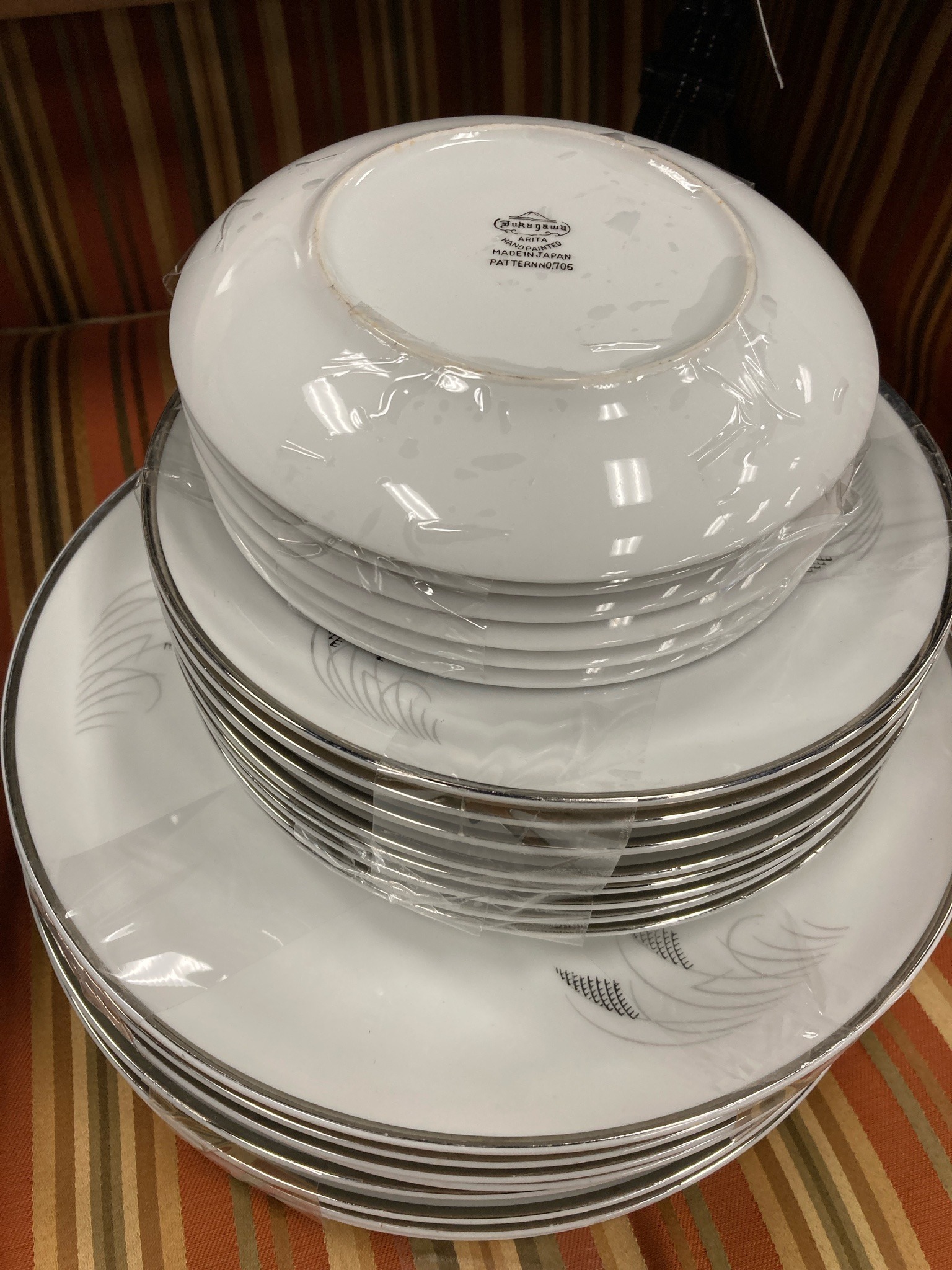 Submitted photo of Fukagawa Arita Porcelain Dinnerware Set (not authenticated)