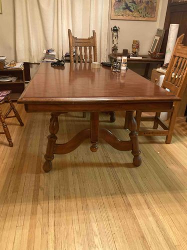 Traditional Style Dining Table with Bulle-Leg Pedestal Base