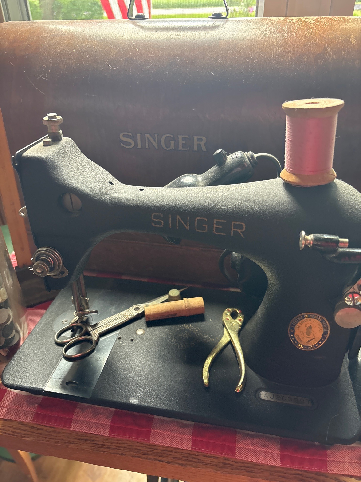 Submitted photo of Singer Featherweight Sewing Machine (not authenticated)