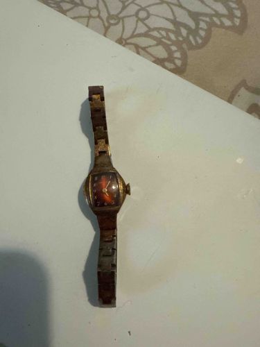 Vintage Gold Tone Women's Wristwatch with Red Dial