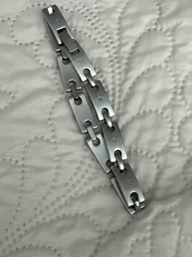 Modern Matte Silver-Tone 'G' Link Bracelet