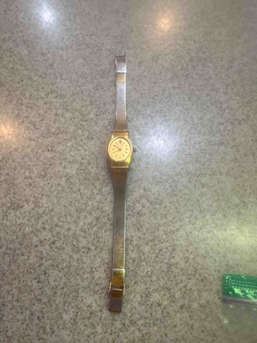 Vintage Gold Tone Women's Wristwatch with Mesh Band